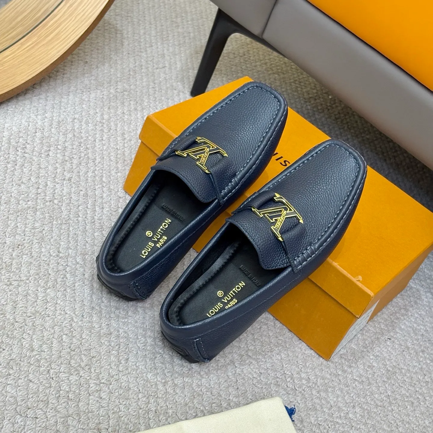 Men's men's shoes 💰420 (Yangli) LV 2⃣️0⃣️2⃣️5️⃣Spring and summer counter GLORIA series models ✈️Original factory special leather production, original last type. A classic driving slip-on casual shoe that shows an elegant style with exquisite craftsmanship details such as Monogram embossing all over the upper🌀Italian imported calfskin fabric Sheepskin foot pads➕Inside～Private mold replica sole Unique style Comfortable driving slip-on Size: 4-12 (38-46) Comes with [Counter packaging: original box, wrapping paper, card, instruction manual, shoehorn, cloth bag] No pressure to enter and leave the counter!